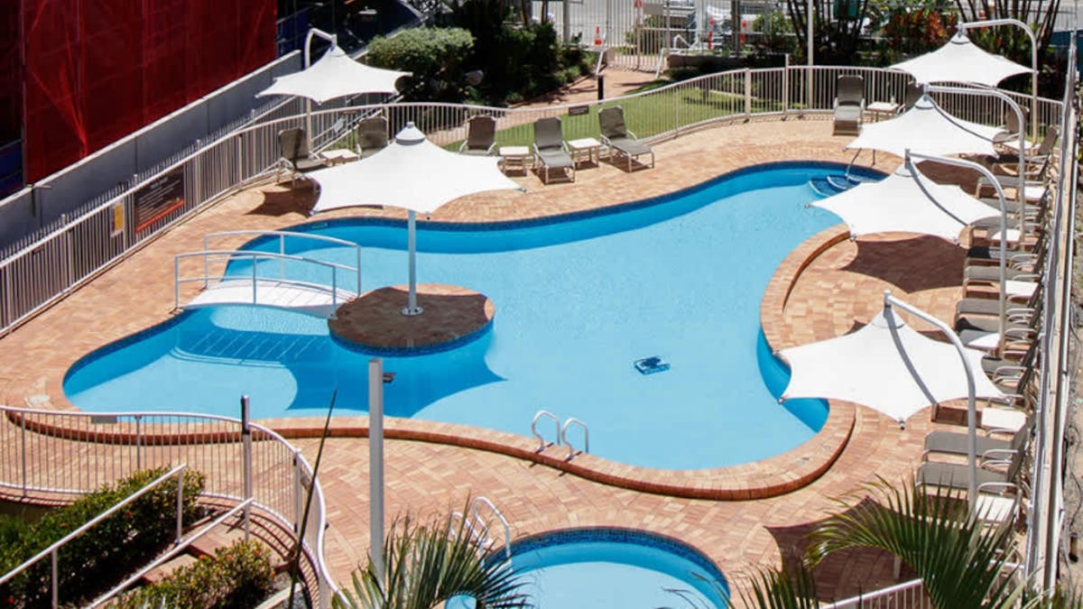 2 bedroom unit in Burleigh - Communal pool