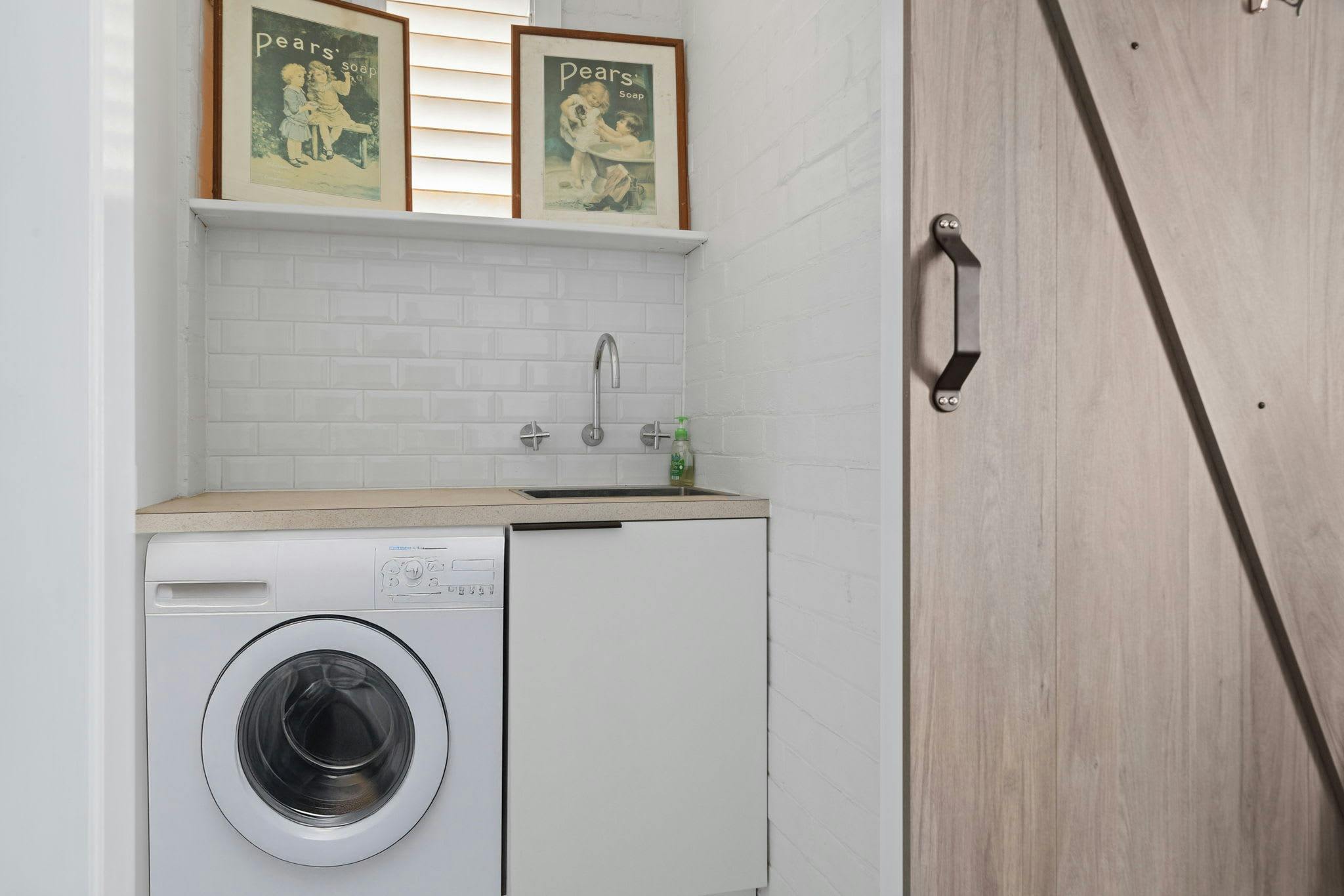 スイート・スチュワートの宿泊施設には、シンクと洗濯機を備えたランドリーがあります