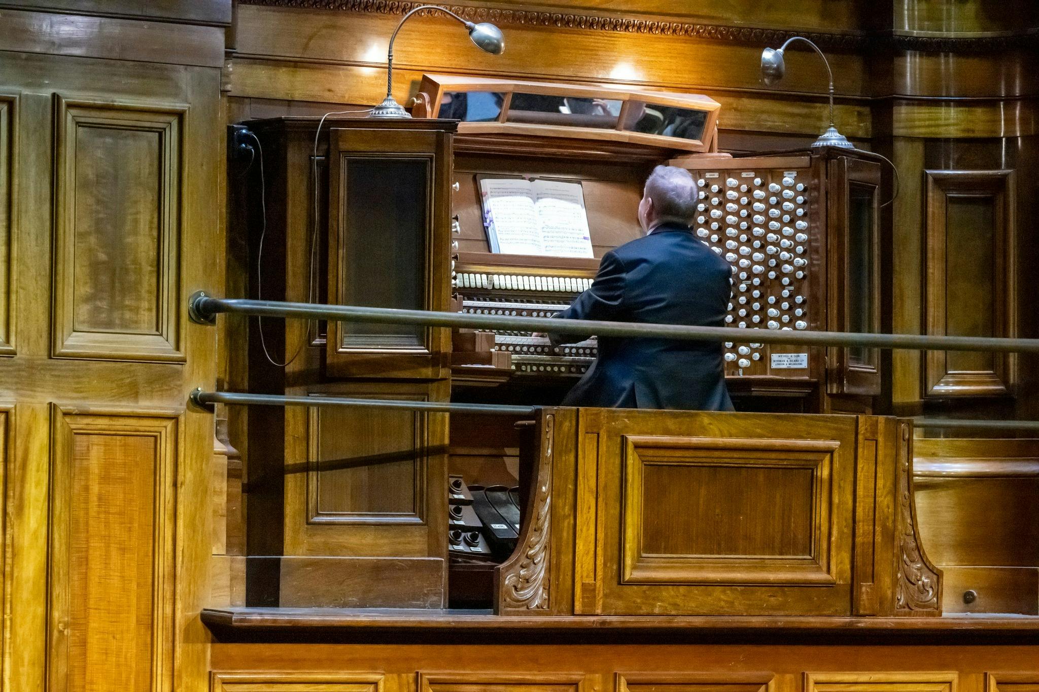 Organist performing Handel's Messaih
