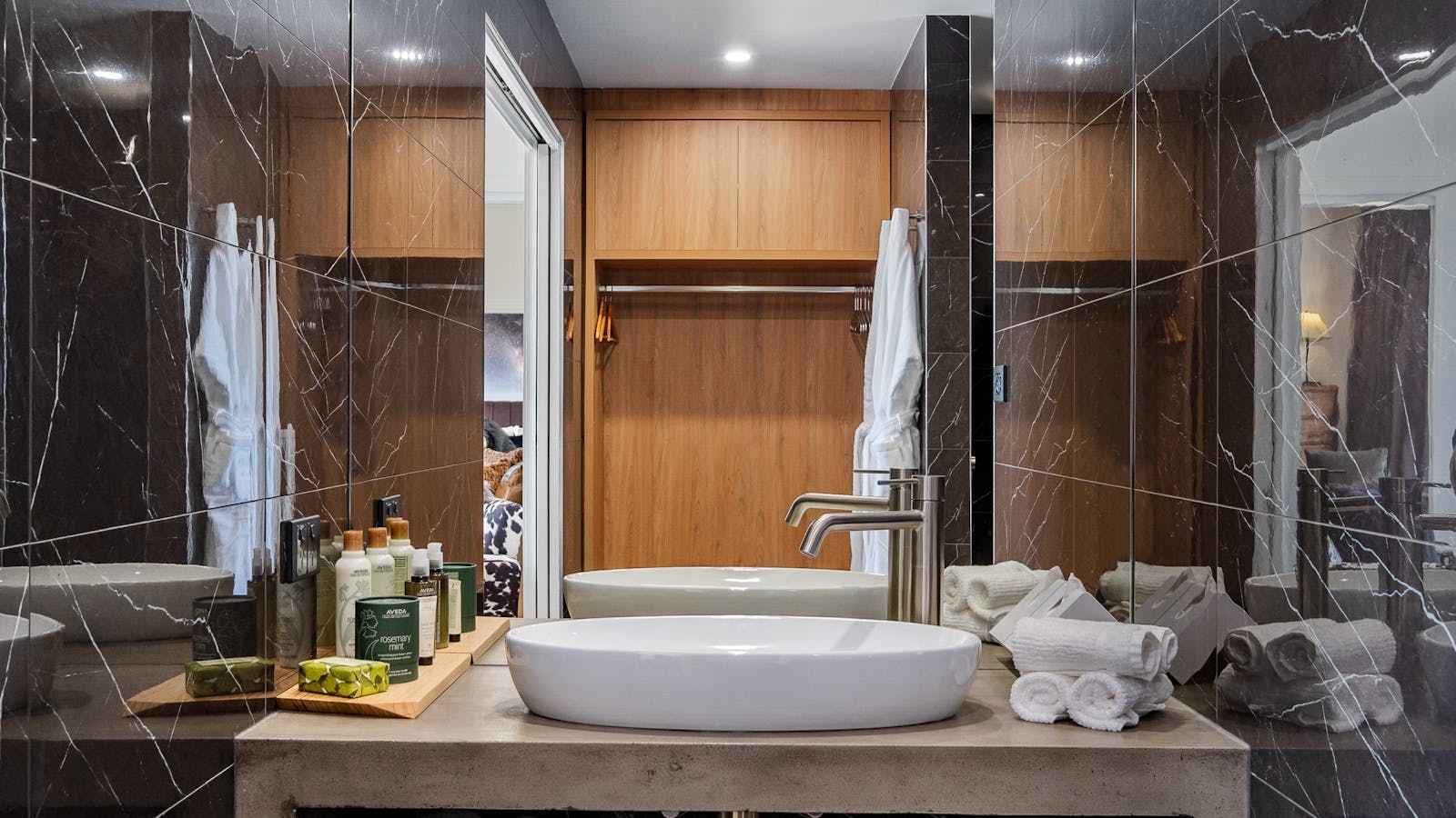 Luxuriously appointed bathroom