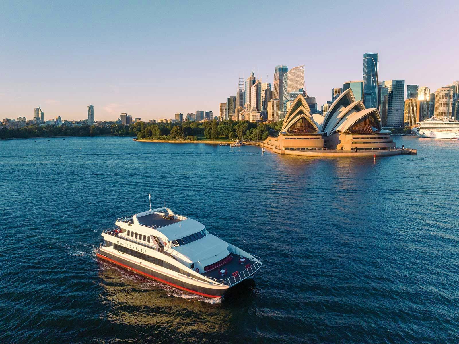 豪華雙體船「Magistic Two」號正在雪梨港巡航
