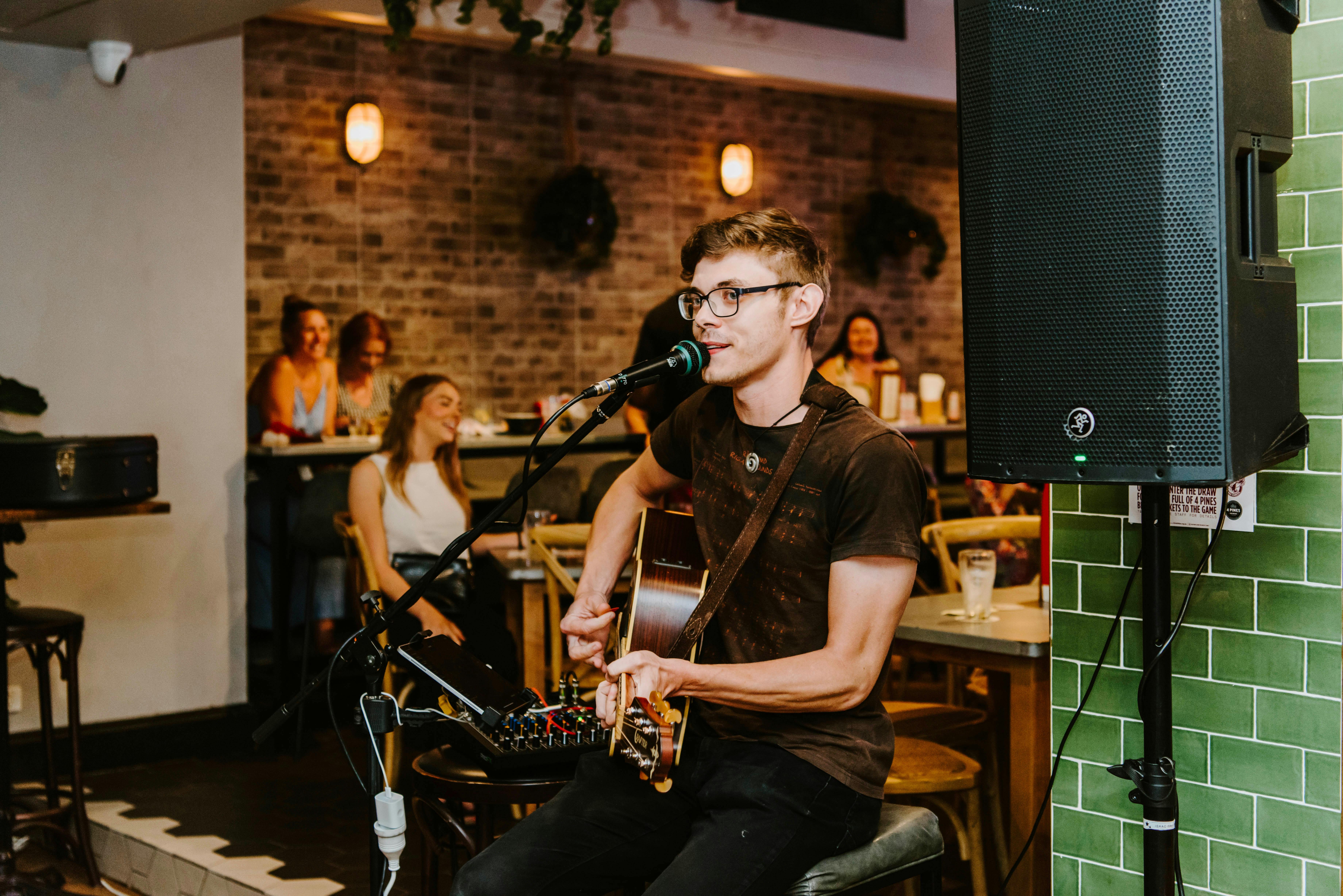 現場音樂、酒吧、酒館、樂趣、團體、跳舞
