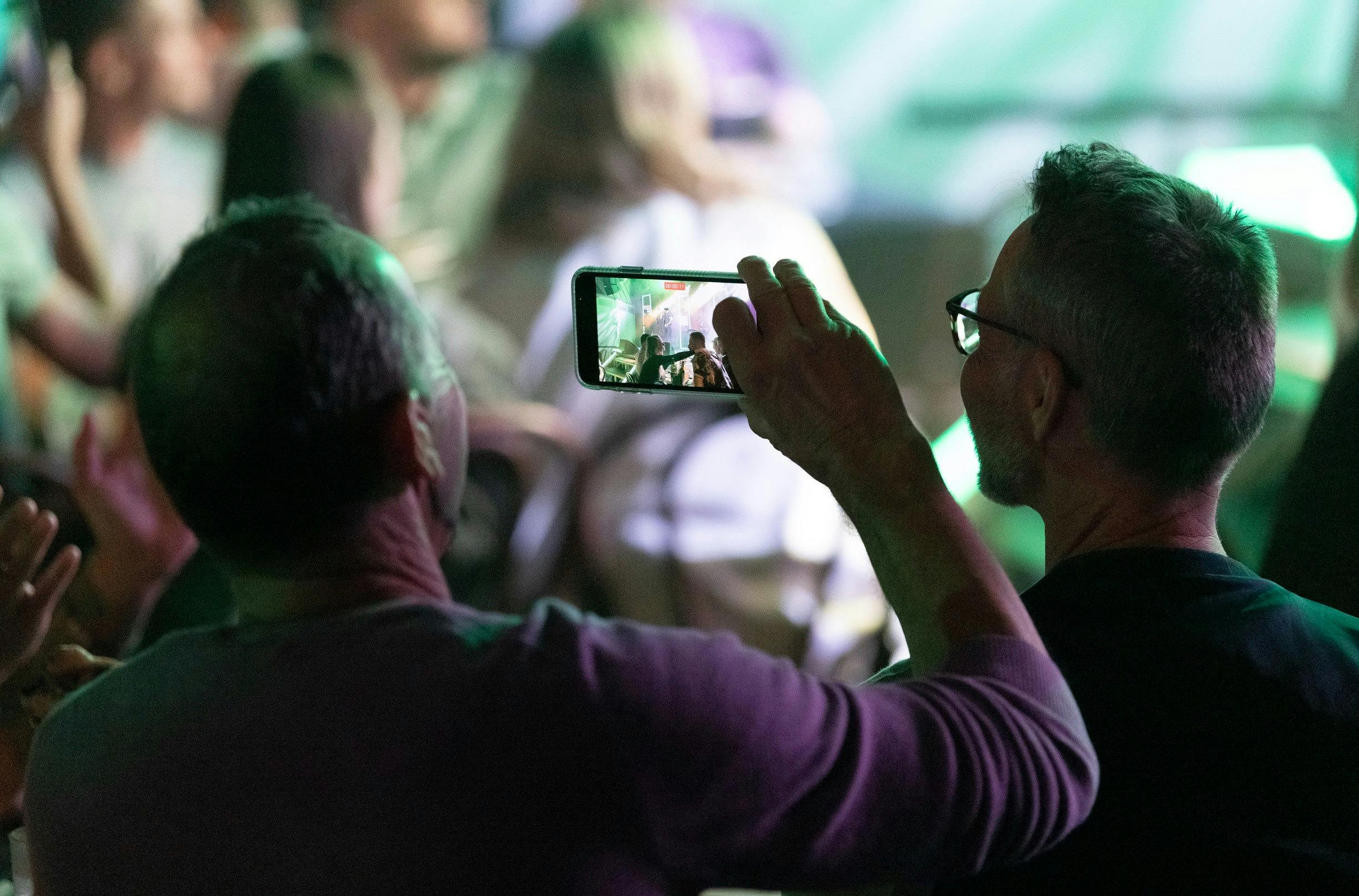 情侶在薩利山 The Beresford 享受現場音樂