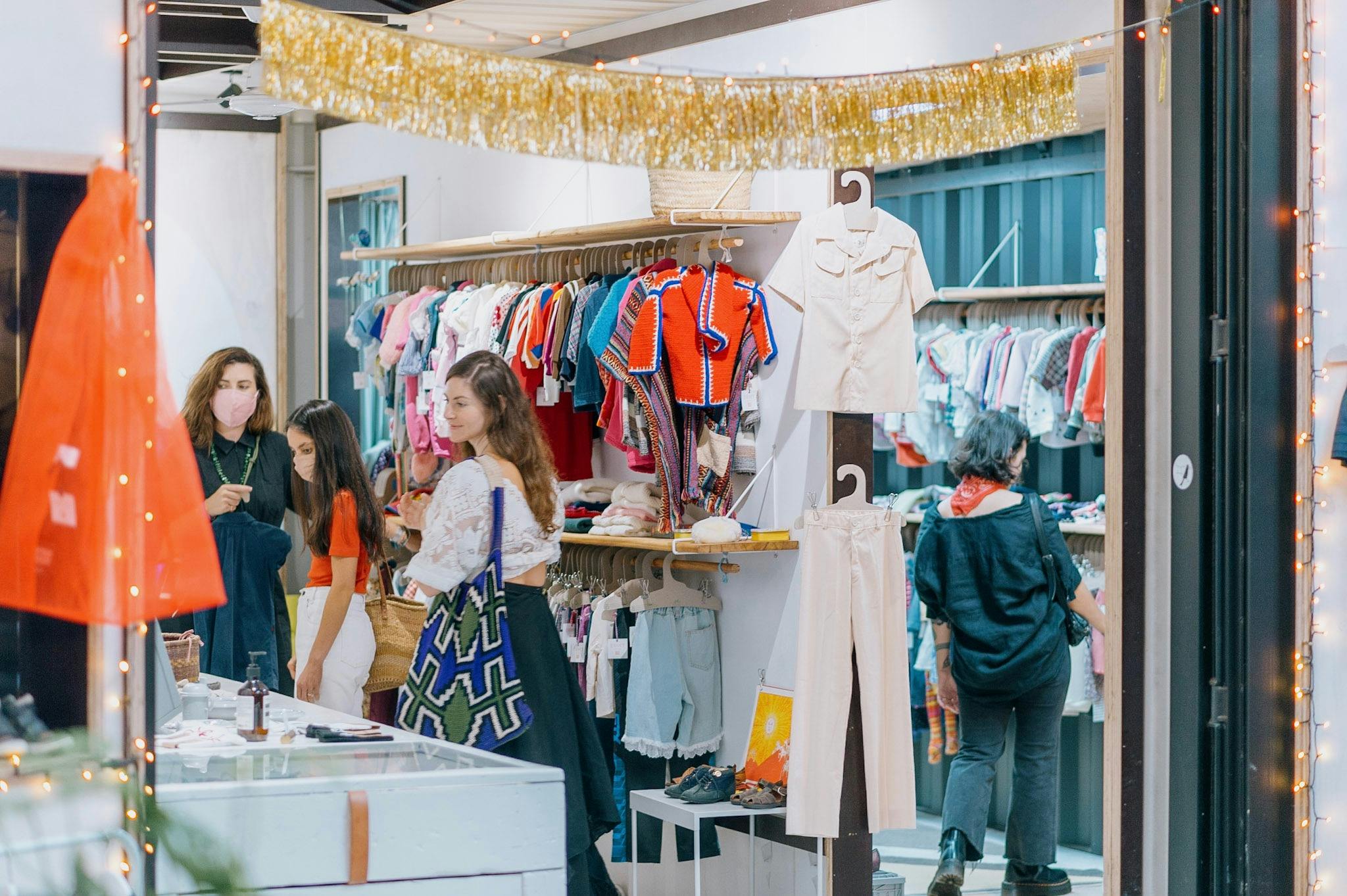 M|Arts Precinct에서 지역 장인의 지역 공예품