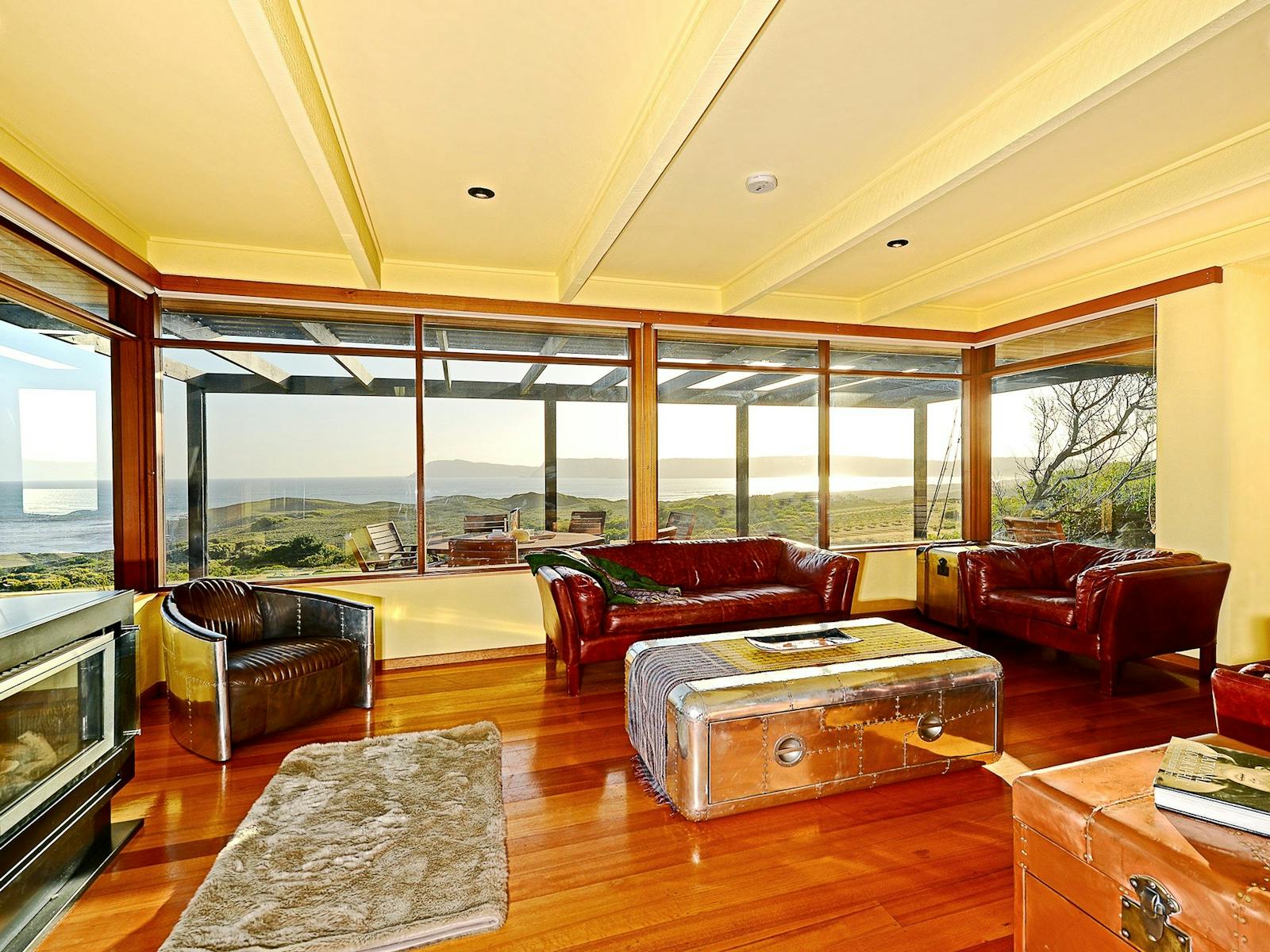 Cloudy Bay Villa - Loung area with wood heater