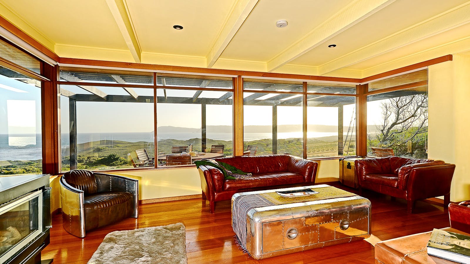 Cloudy Bay Villa - Loung area with wood heater