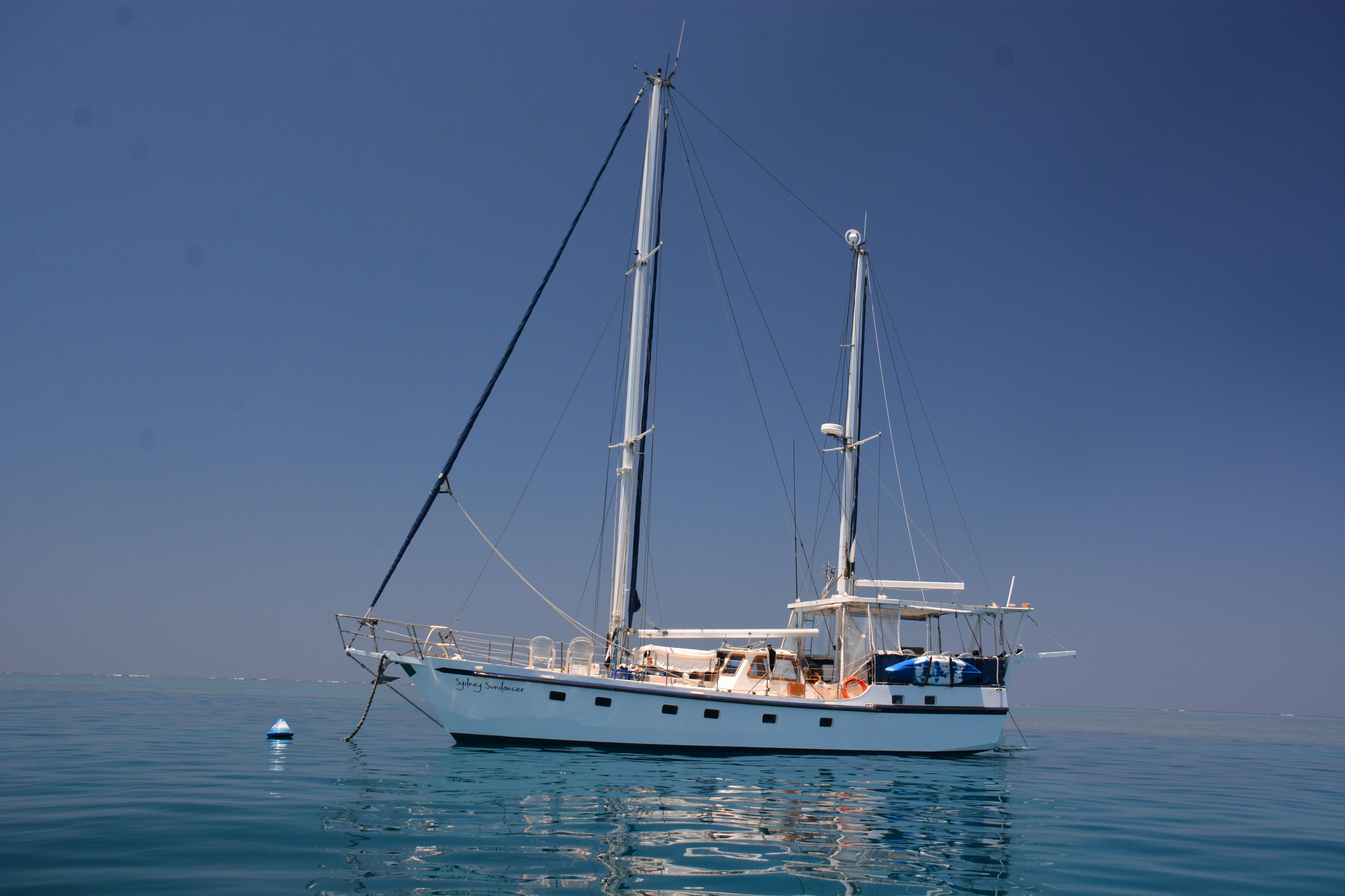 快適でスタイリッシュなシドニーサンダンサーでのセーリング