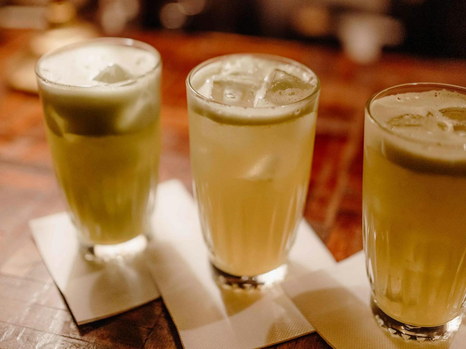 隠れたバーで美味しいカクテルを試してみてください