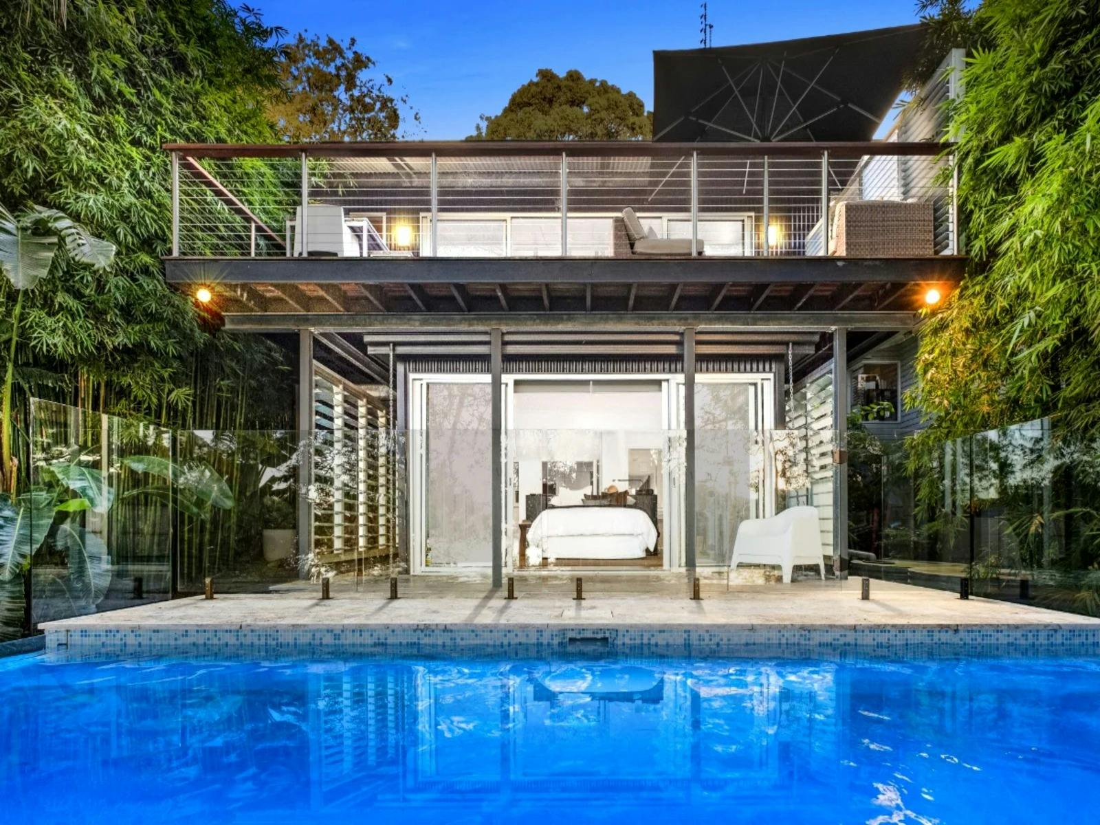 부티크 베이사이드 생활을 갈망하는 사람들에게 완벽한 부러울 만한 수상 전망을 제공하는 주택