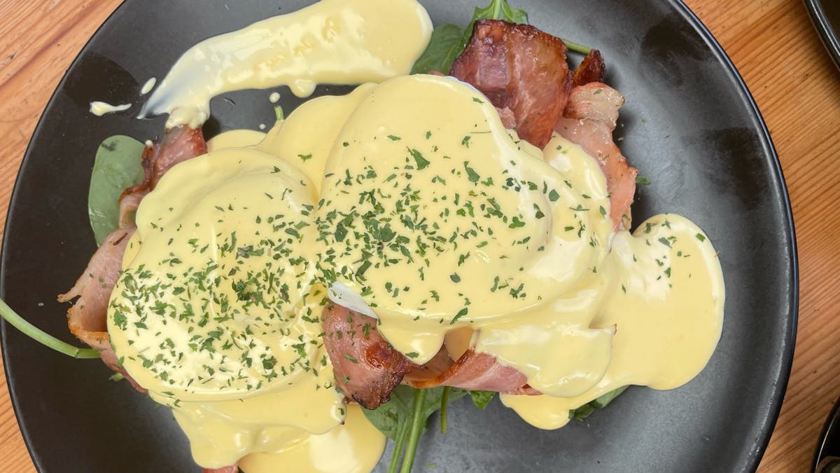 Eggs benedict with bacon