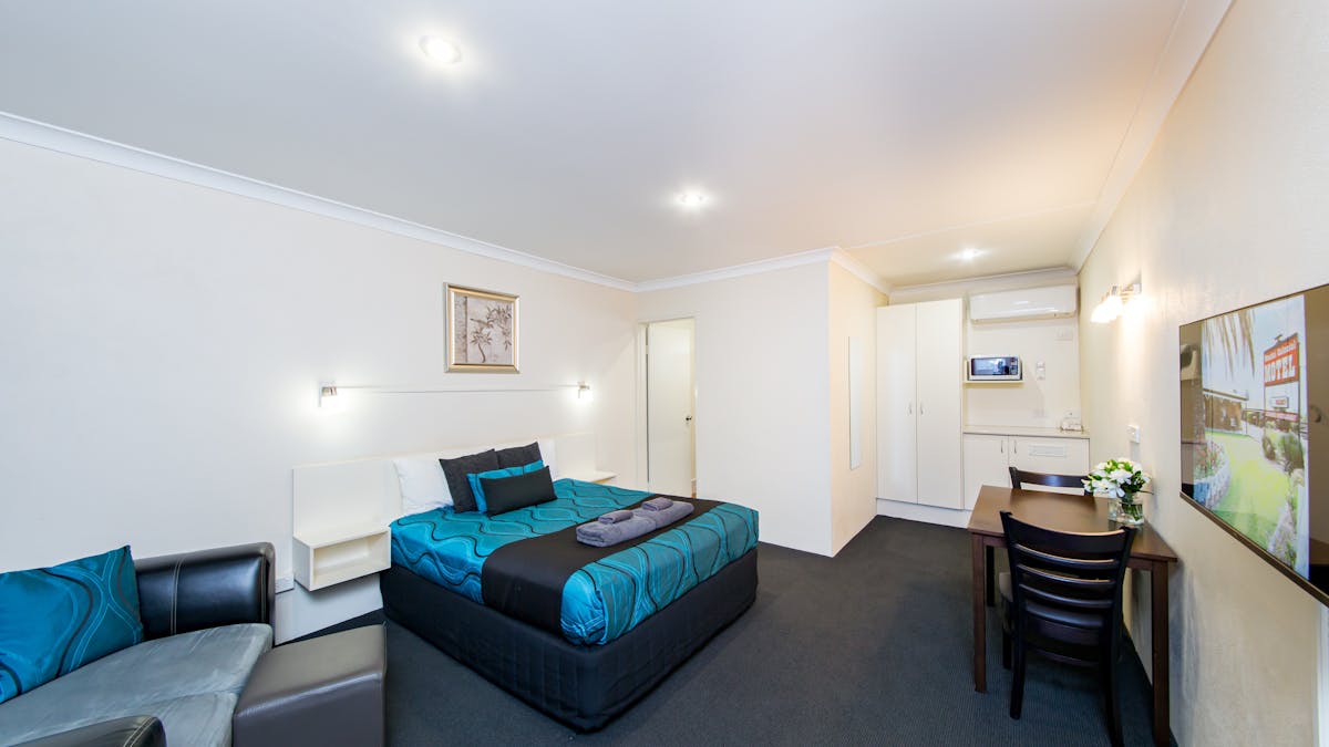 Executive Queen room, newly renovated, lounge chair, large table & chairs, smart tv, aircond, mwave