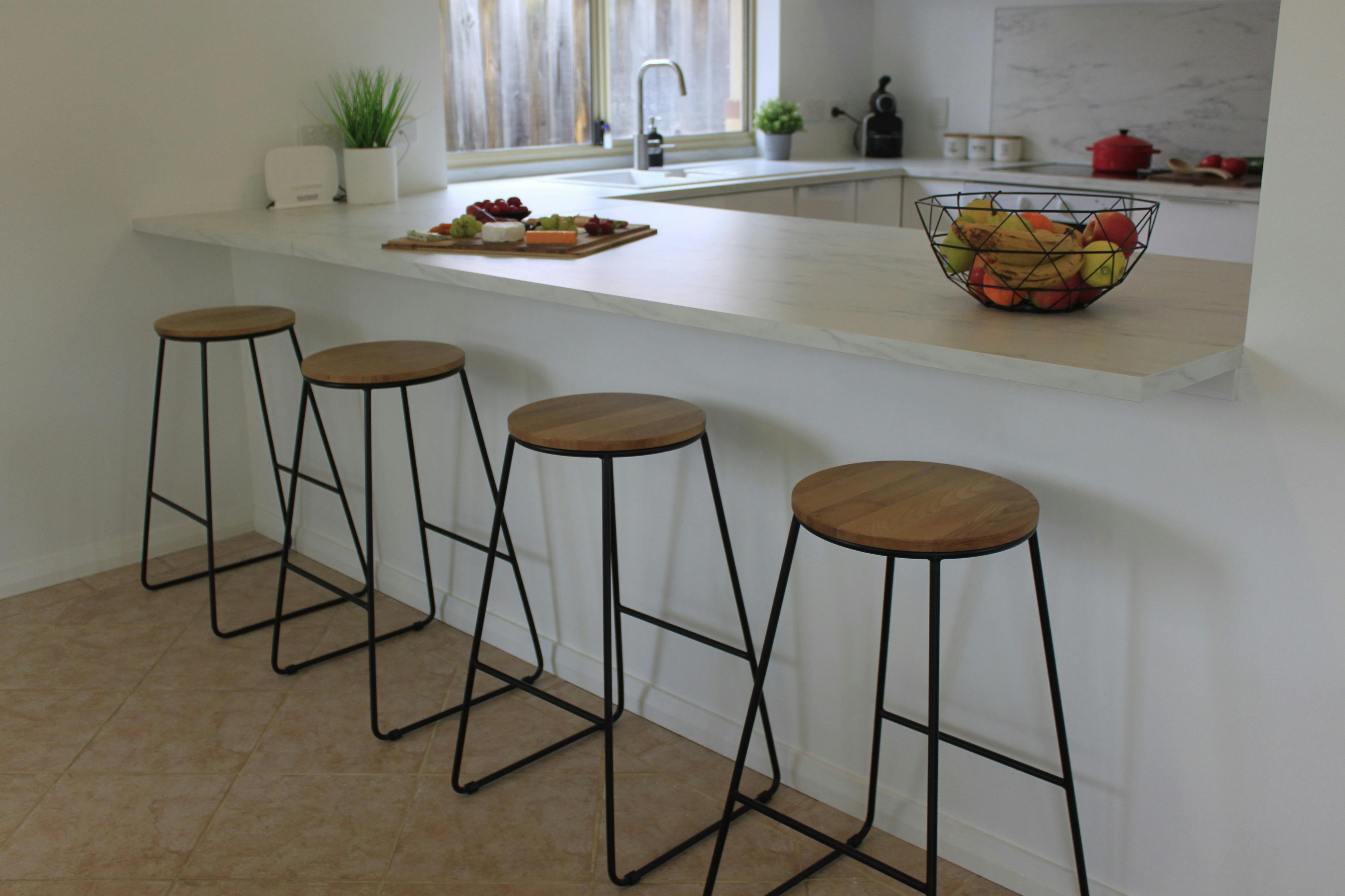 Bar and kitchen with plenty of space for cooking