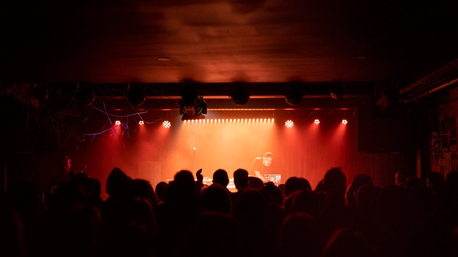 Dameza, performing at Altar