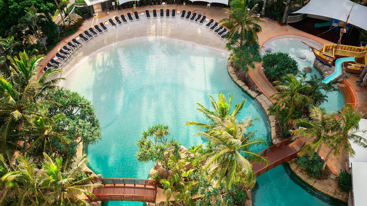 Mantra Crown Towers - Swimming Pool