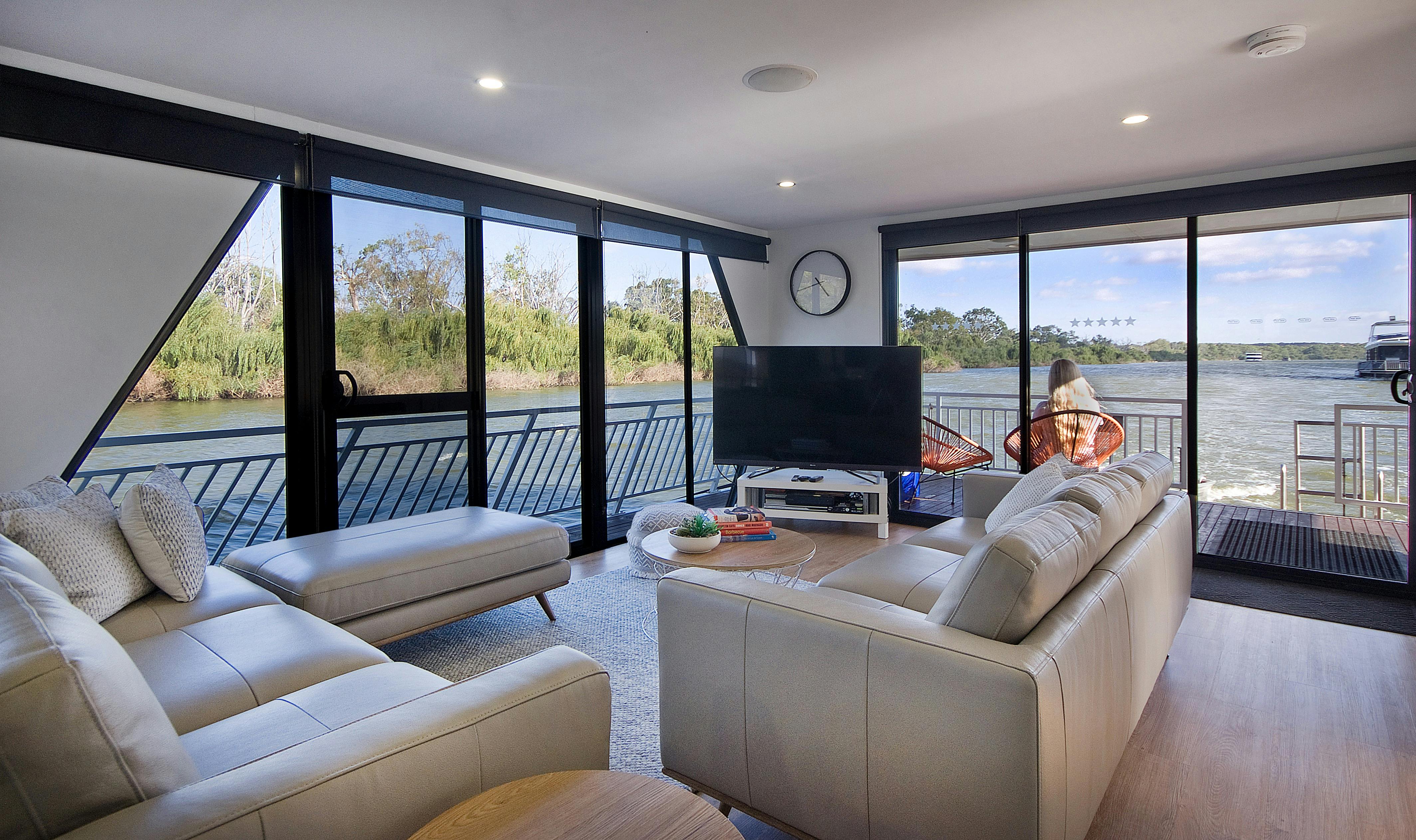 River Breez lounge to rear