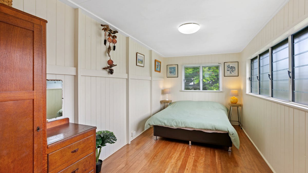 2nd Bedroom with Queen Bed