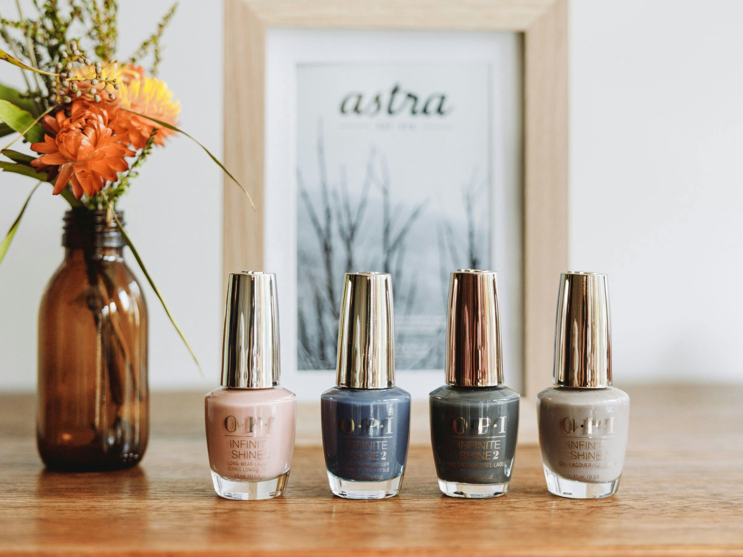 매니큐어와 페디큐어에 사용되는 네일 컬러 이미지