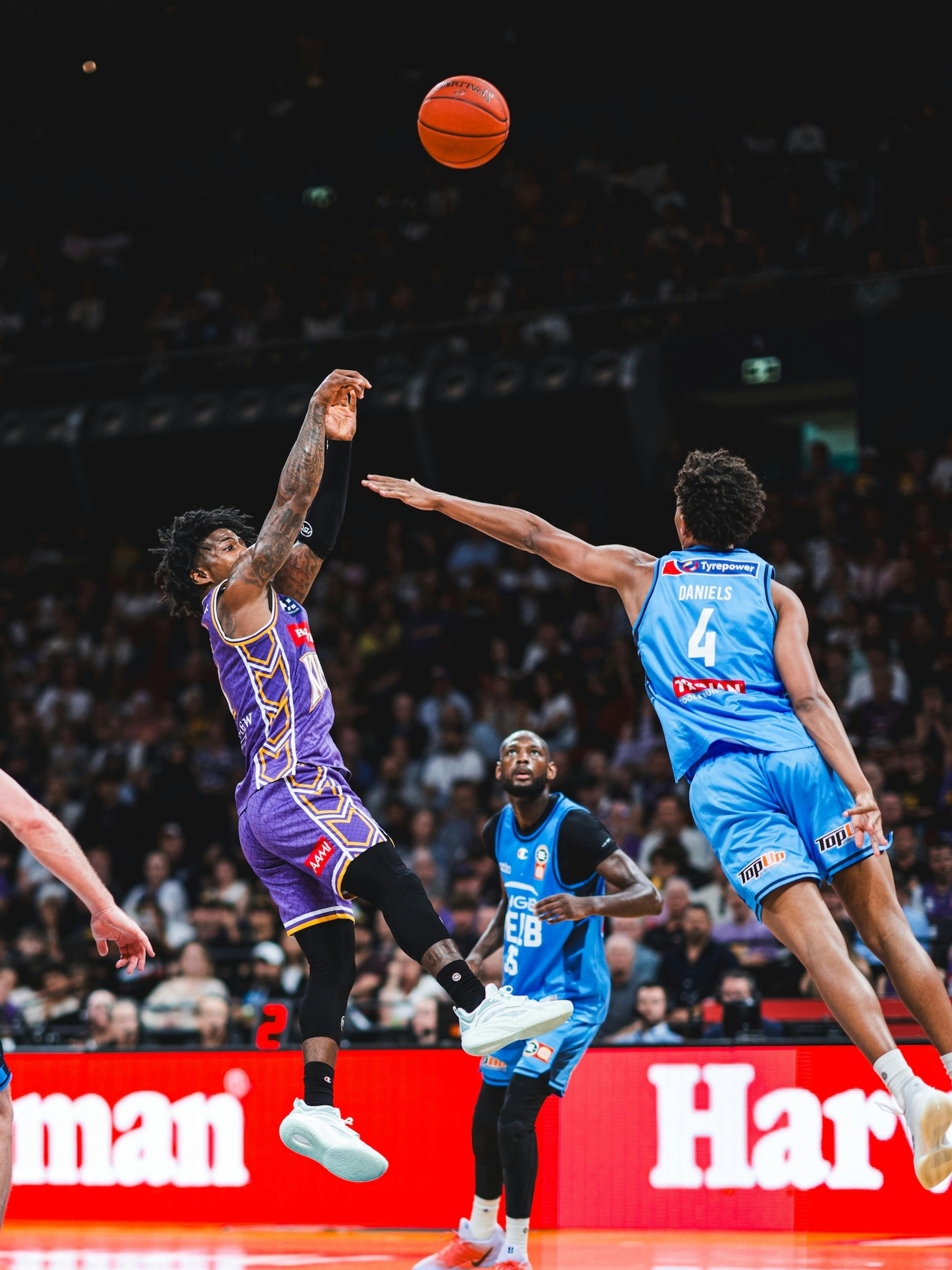 Kendric Davis shooting ball in Kings game against United