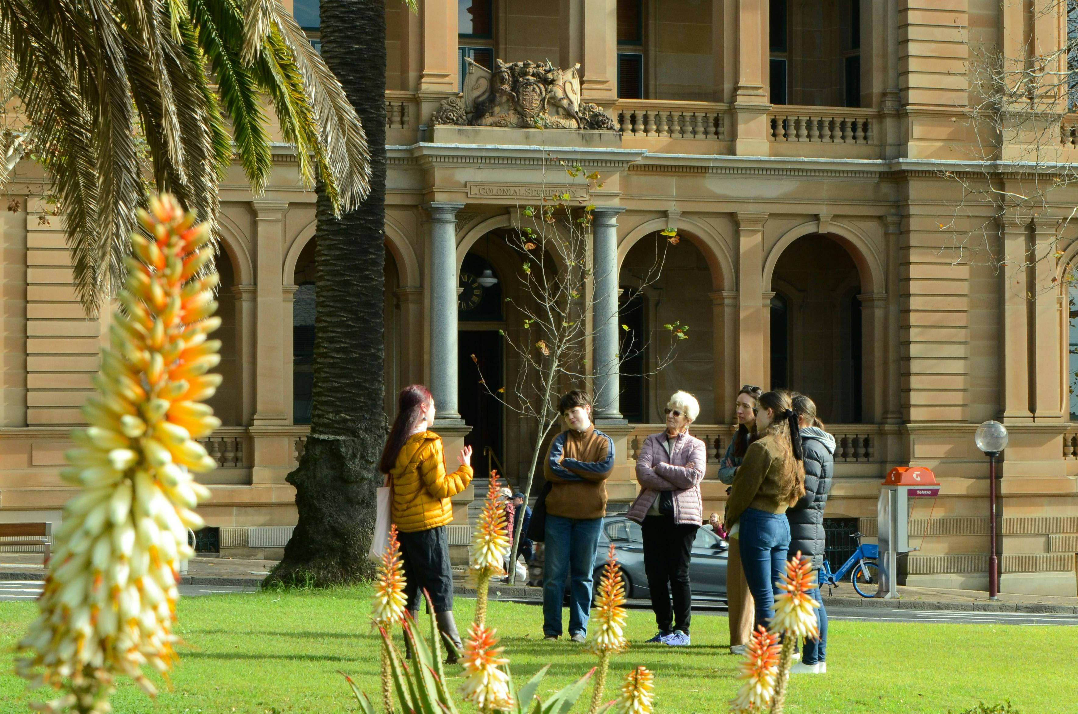 Local guide in Sydney walking with group