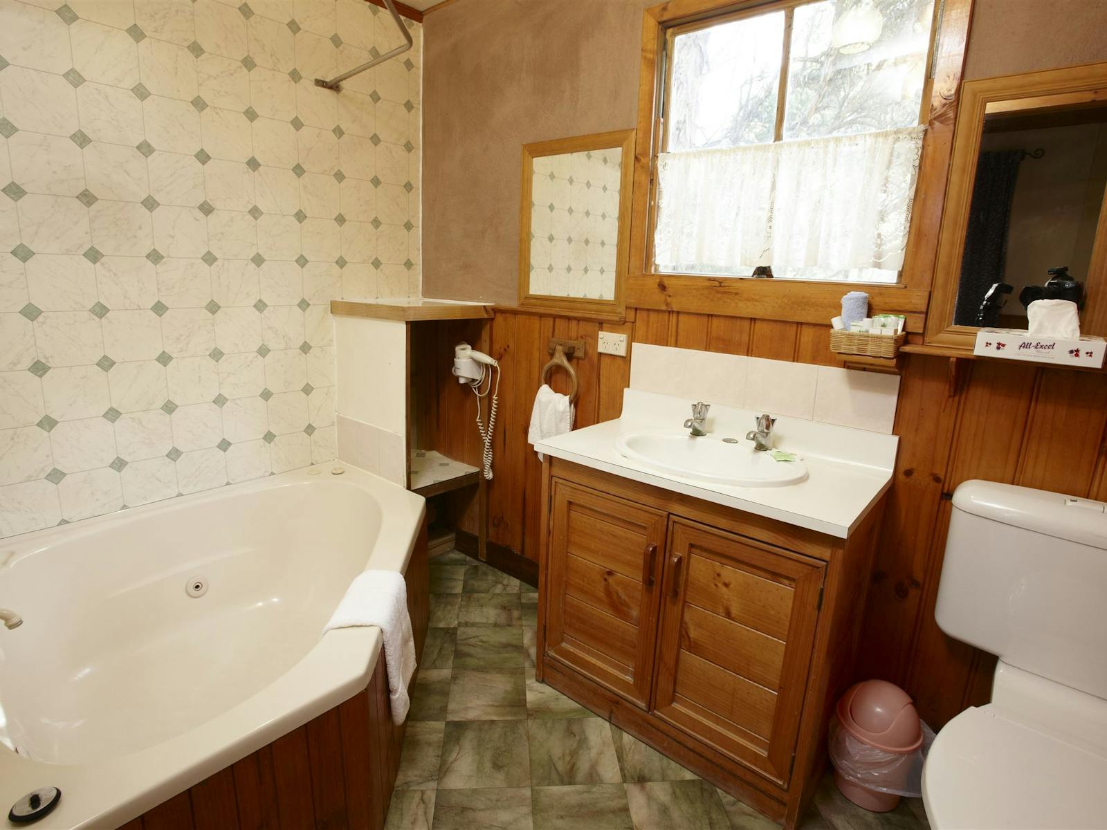 Spa Treehouse Bathroom