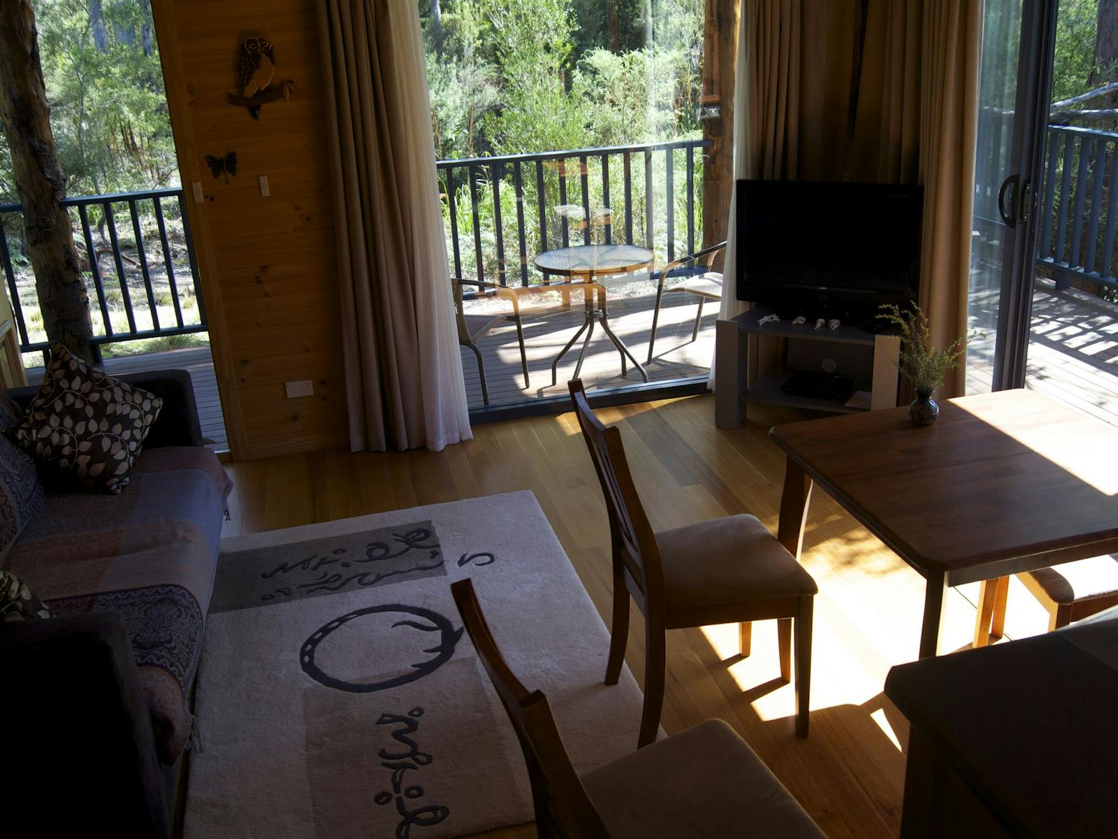 Nairana cottage offers opportunities to watch birds and wallabies from the comfort of indoors.