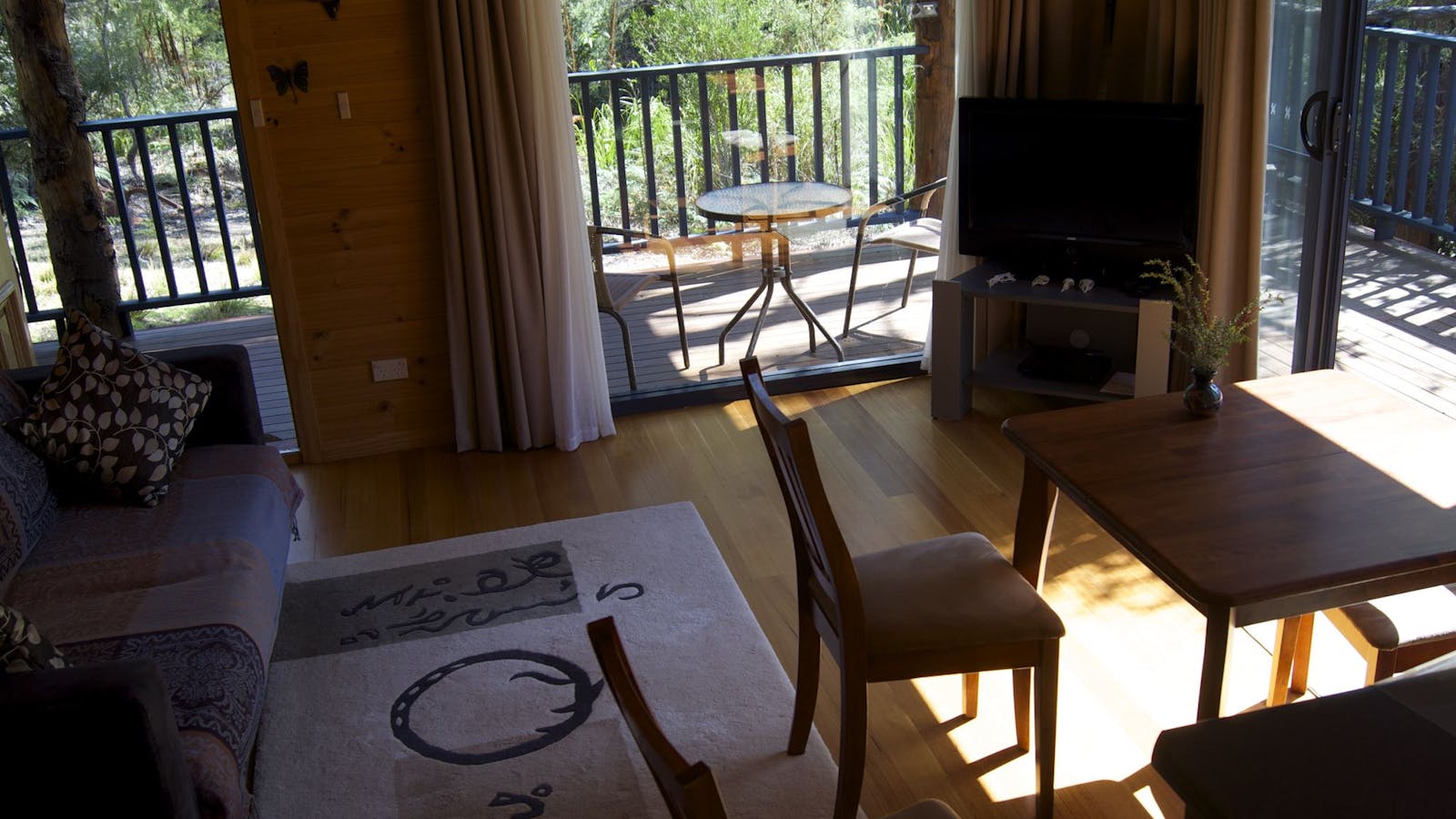 Nairana cottage offers opportunities to watch birds and wallabies from the comfort