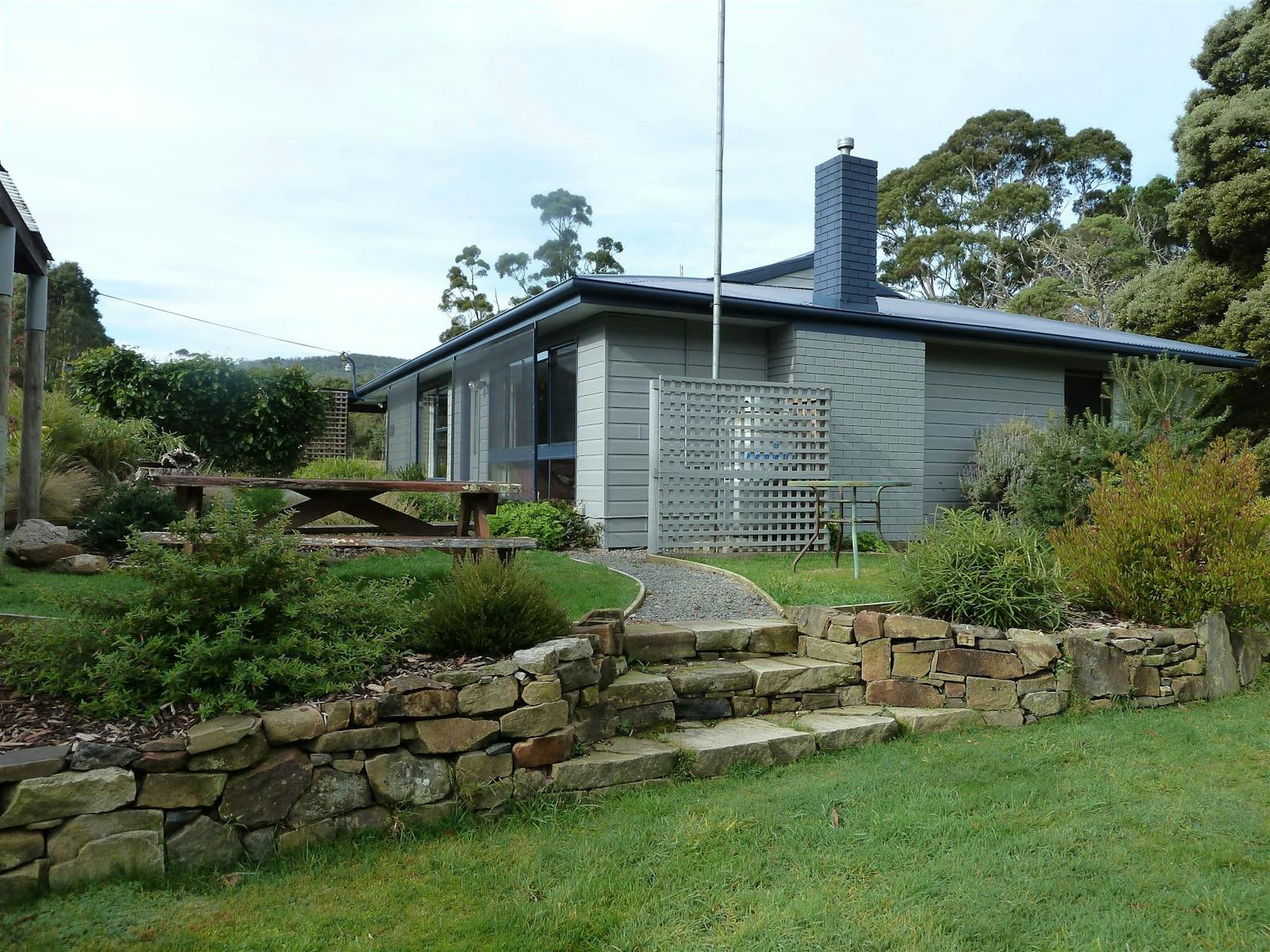 Inala cottage is situated adjacent to a colony of forty-spotted pardalotes.