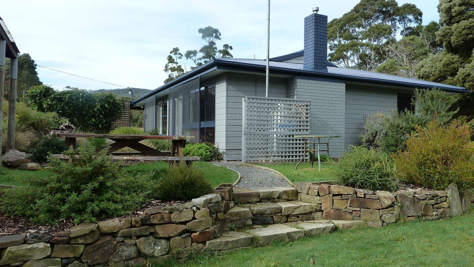 Inala cottage is situated adjacent to a colony of forty-spotted pardalotes.