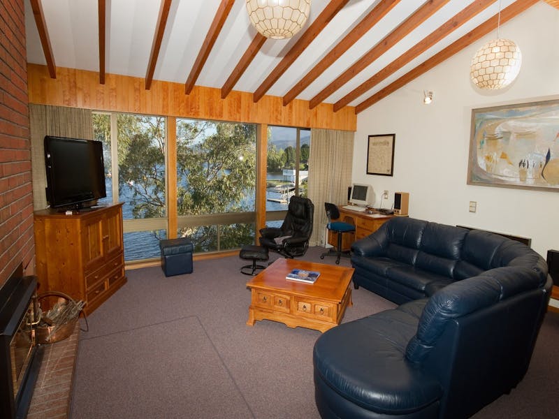 Waterside Accommodation - Derwent Retreat