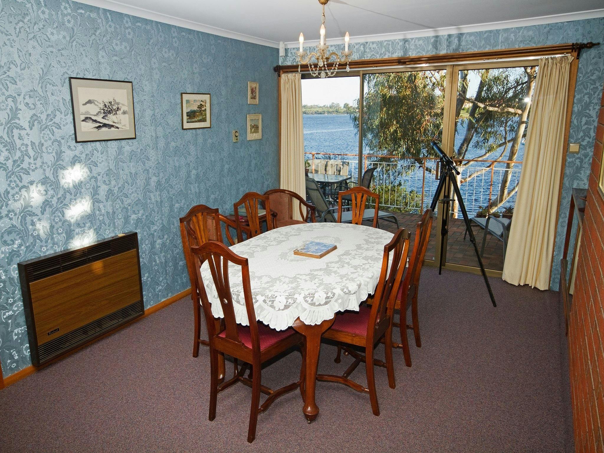 Hobart and Beyond Waterside Derwent Retreat.