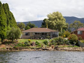 Waterside Accommodation - Derwent Vista