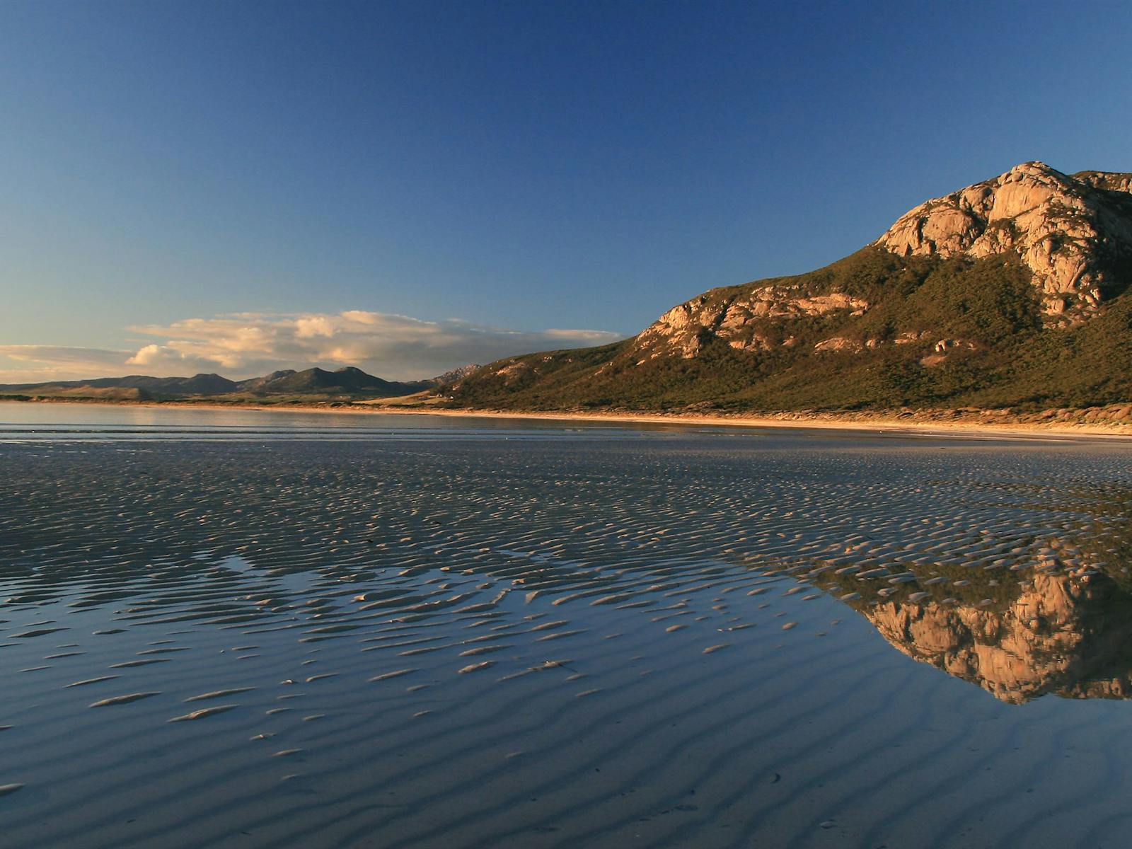 FLINDERS ISLAND WALKING TOURS