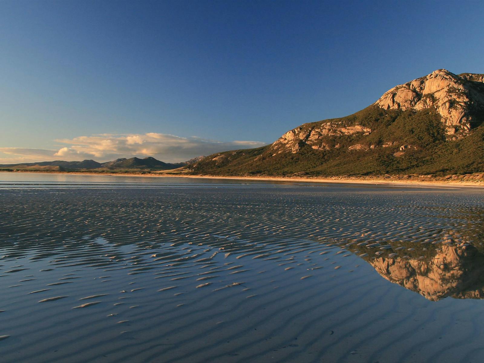 FLINDERS ISLAND WALKING TOURS