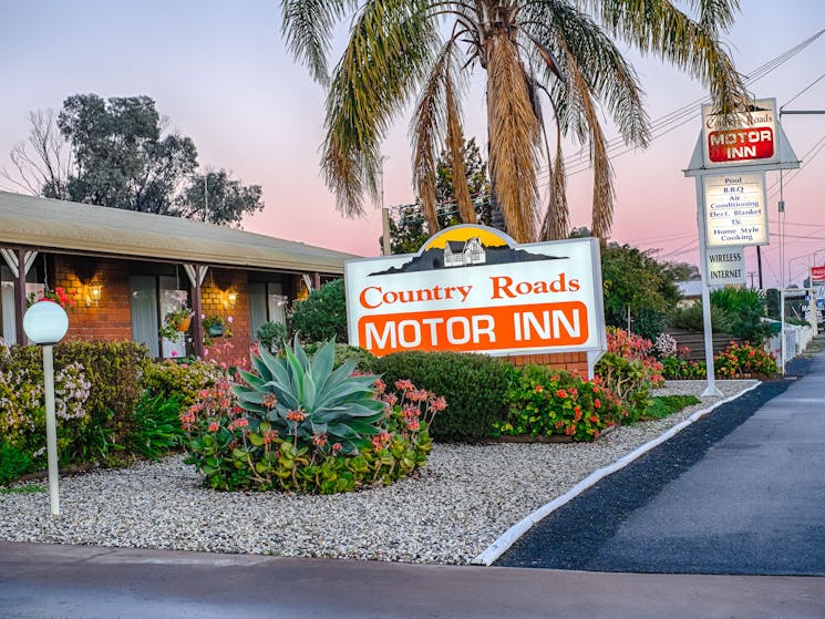 Country Roads Motor Inn