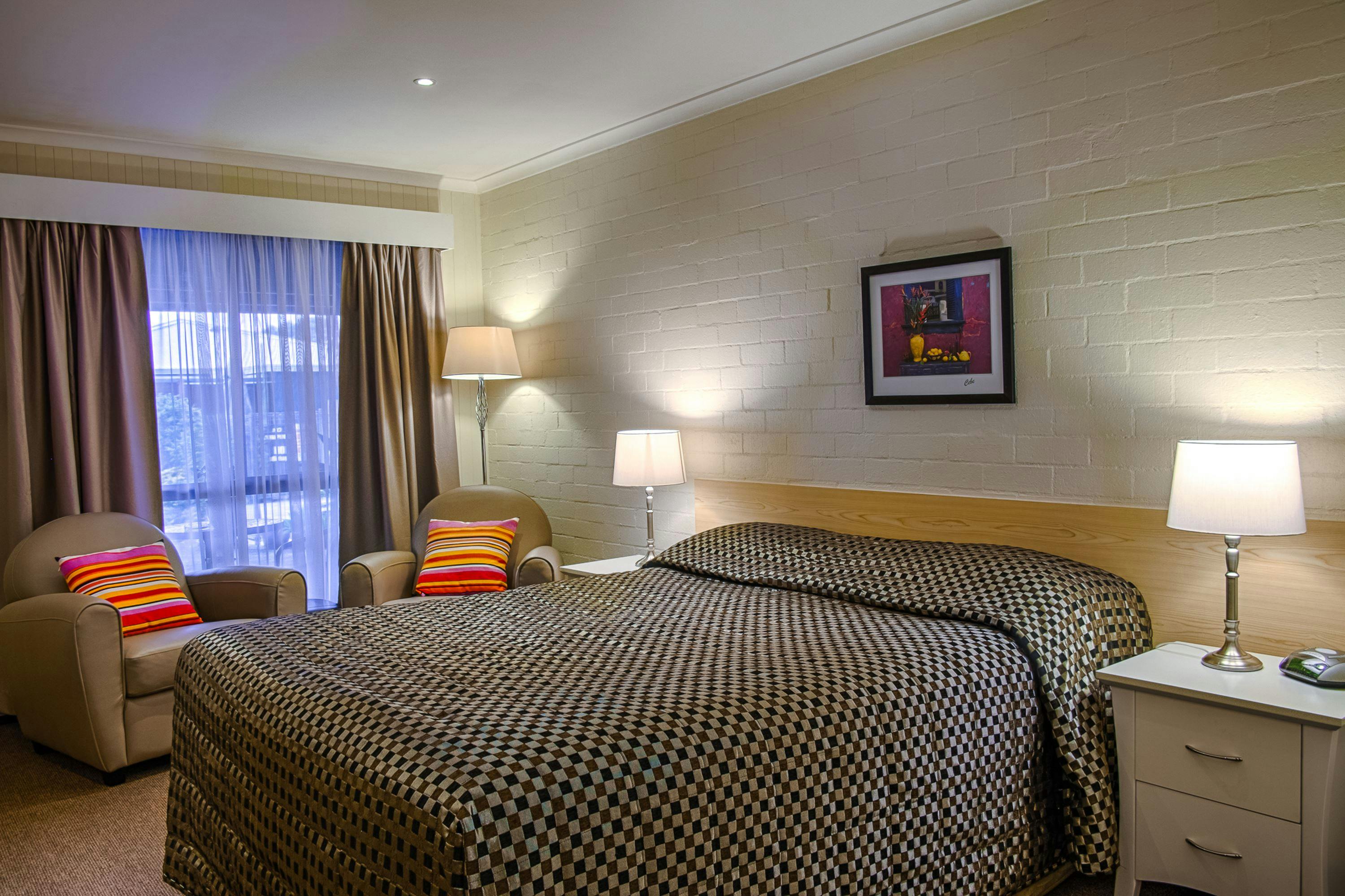 Country Roads Motor Inn