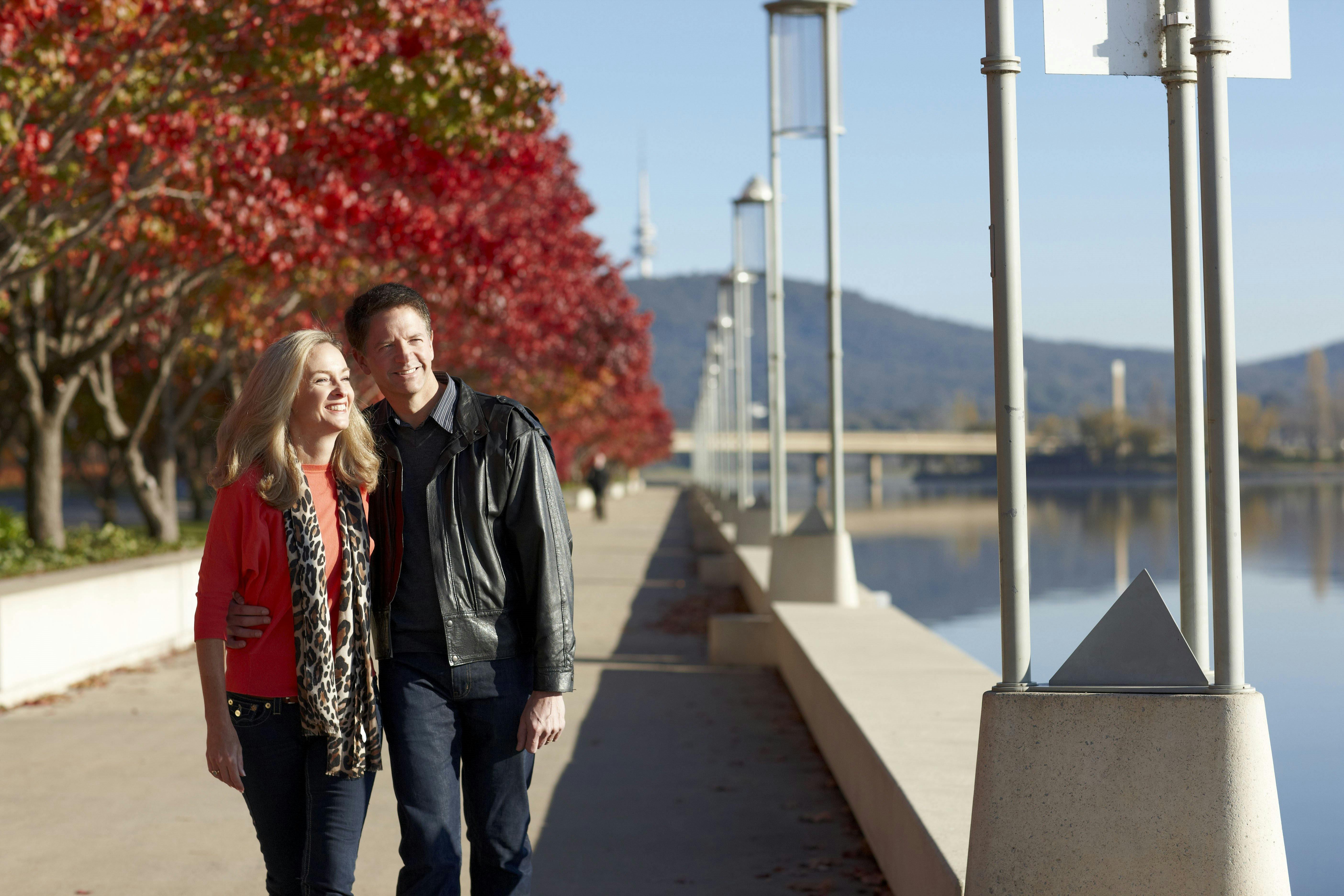 Walk on the edge of Lake Burley Griffin