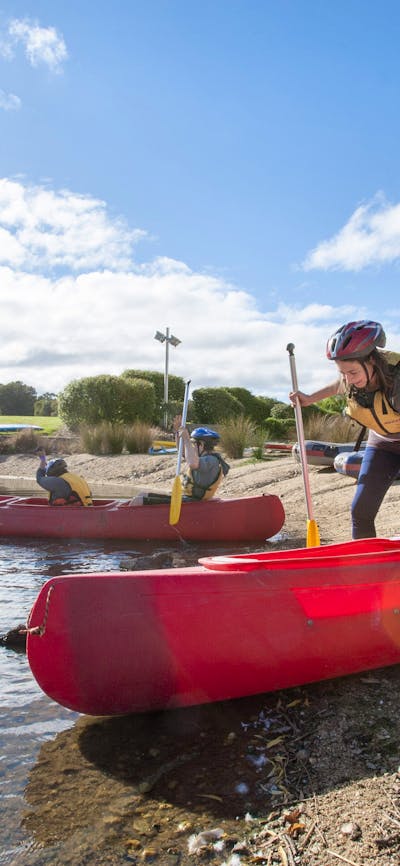 Beaching canoes near the Carillon