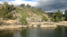 Kambah Pool to Pine Island Walking Trail