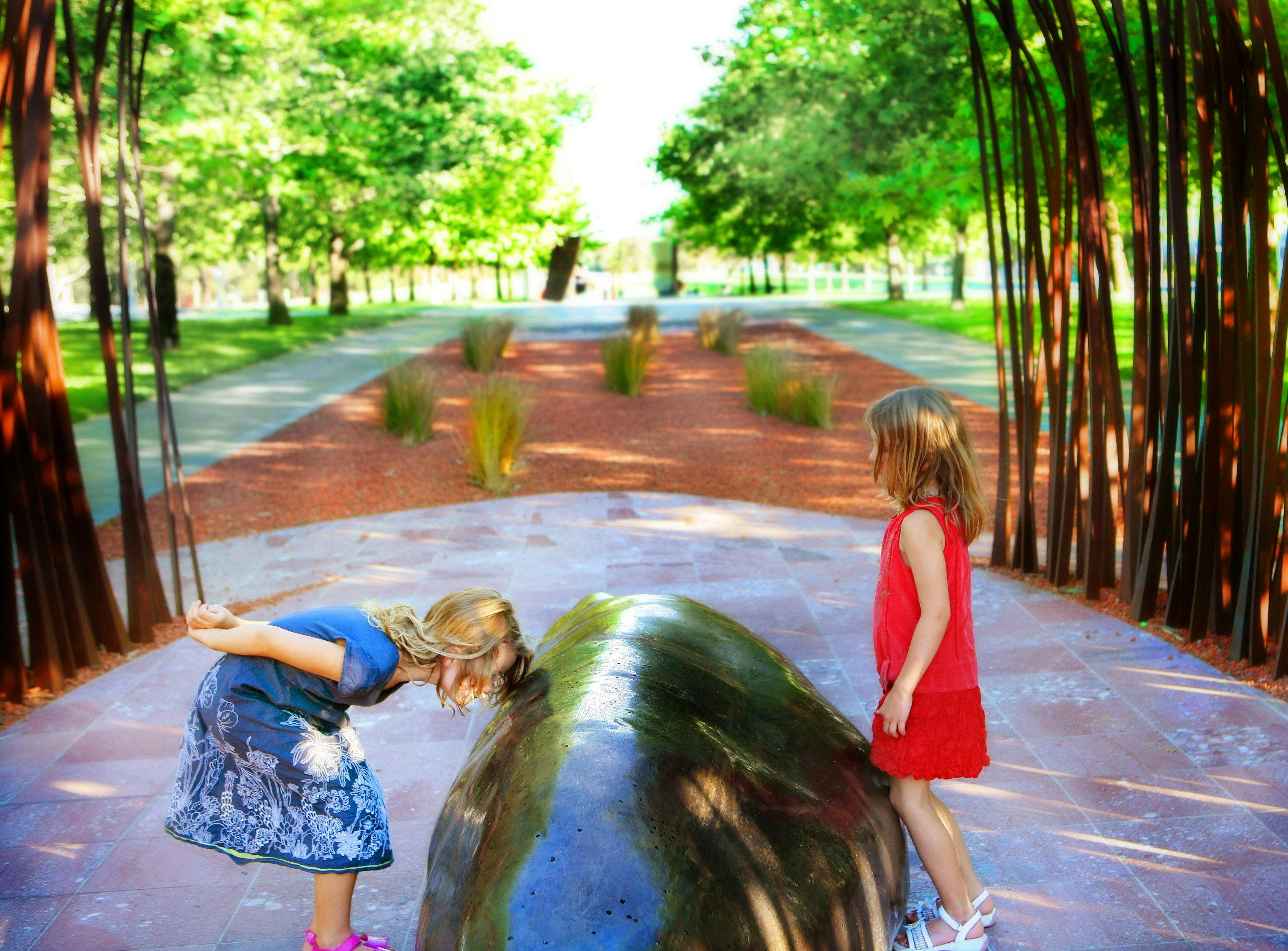 Children playing among the sculptures. Photo by Jinkyart