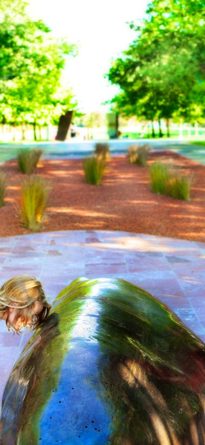 Children playing among the sculptures. Photo by Jinkyart
