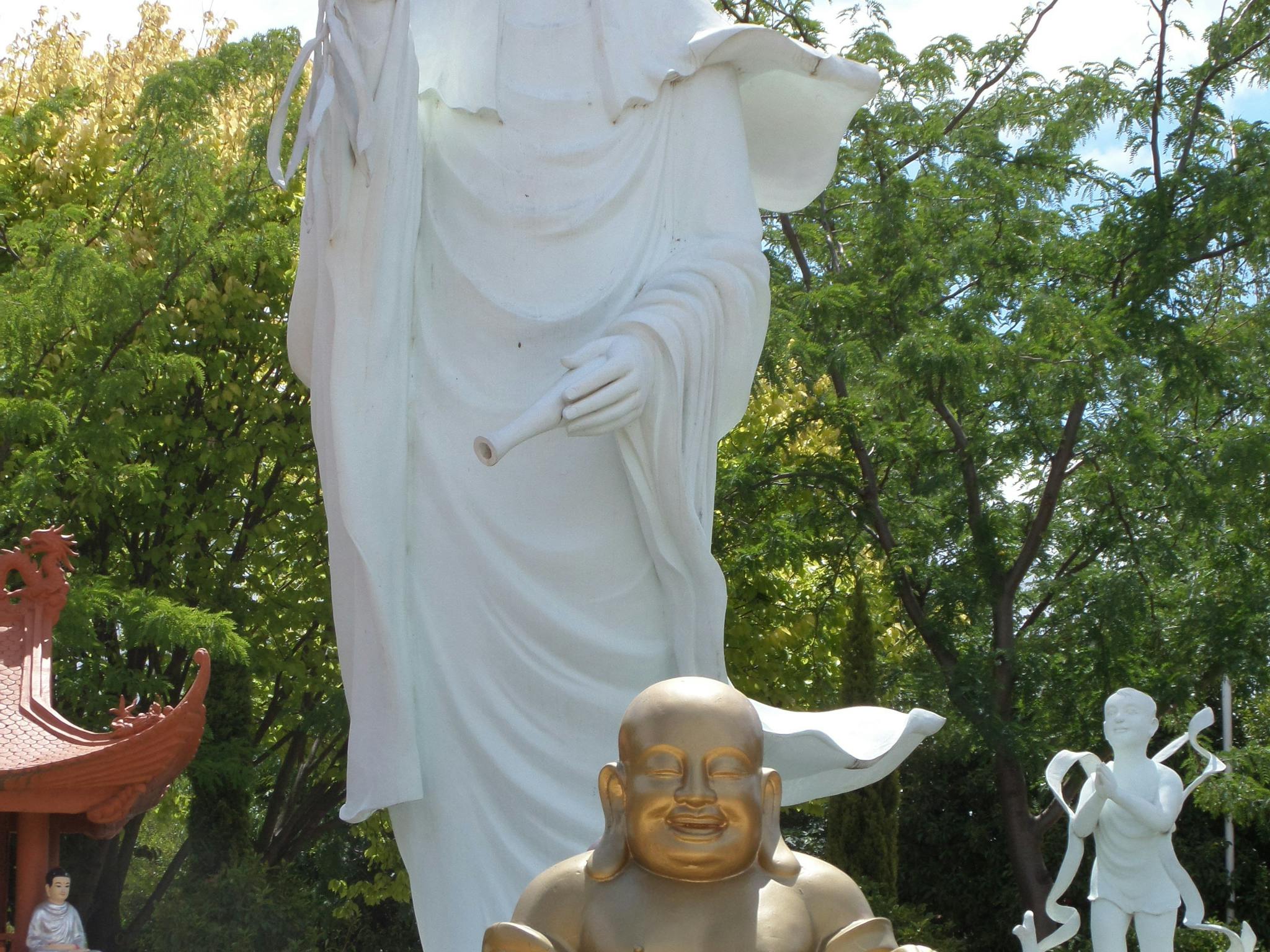 Sakyamuni Buddhist Centre statues