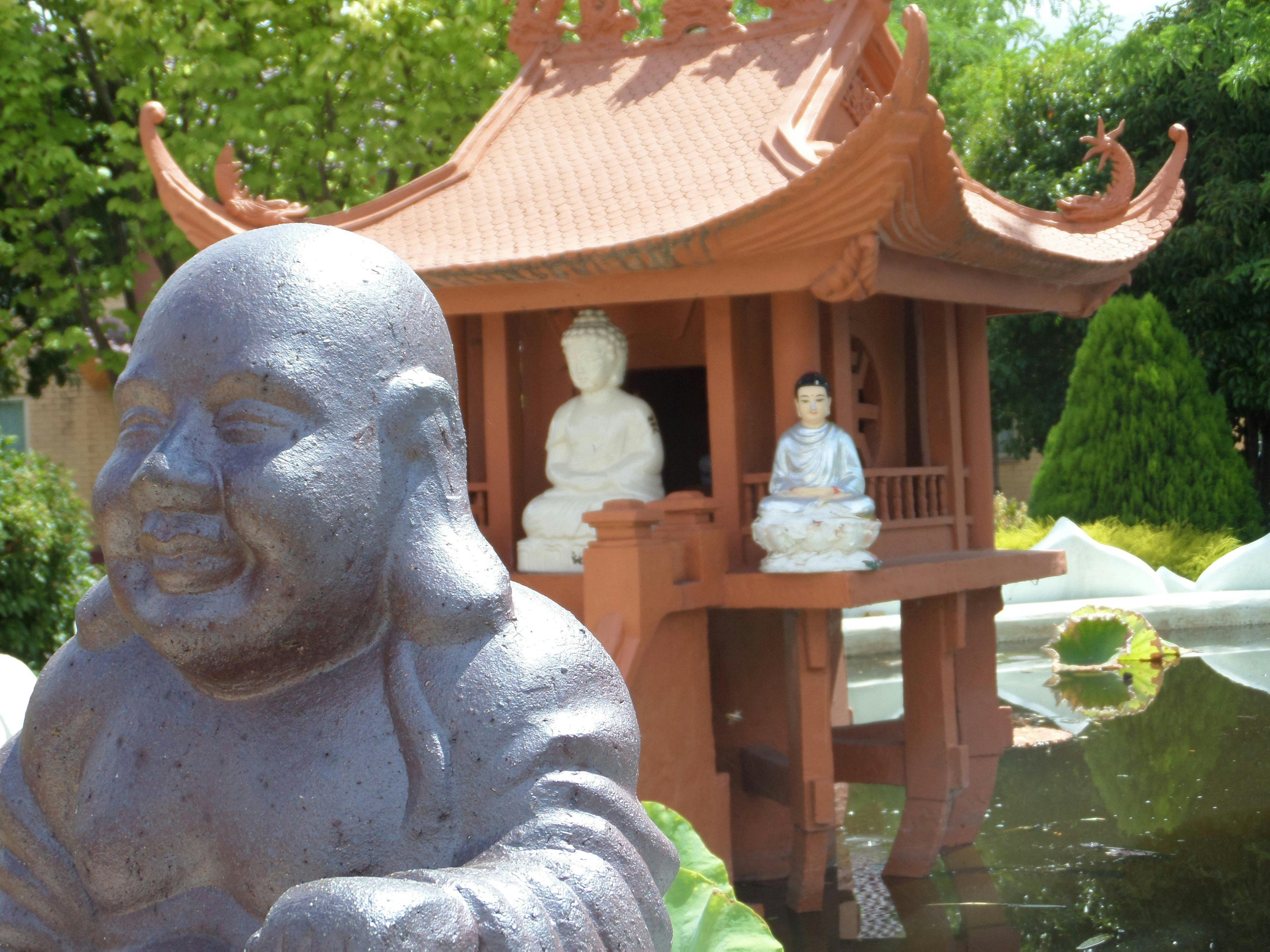 Sakyamuni Buddhist Centre statues