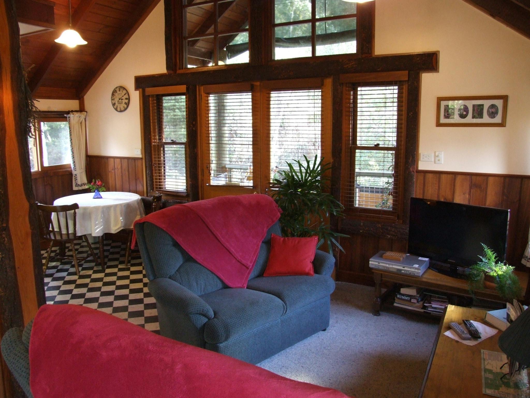 Relax in the delightful bed and breakfast overlooking the Ovens River