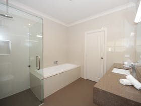 Premier King Suite Bathroom 