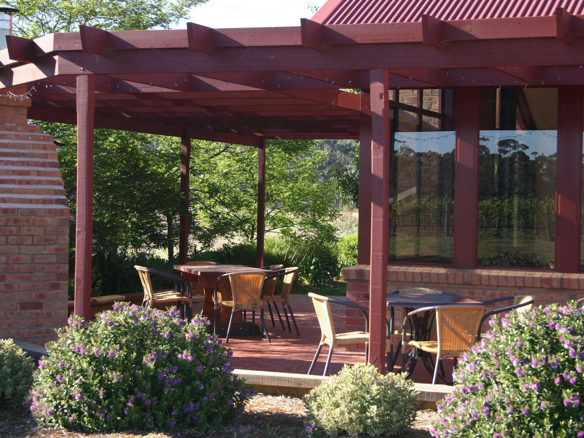 Tasting room patio at Sandhurst Ridge