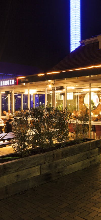 Exterior of Brodburger at night