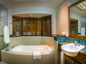 Island Suite Bathroom, Green Island Resort