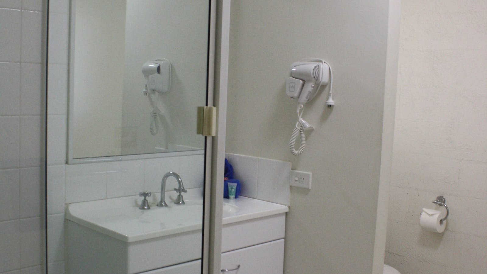 Fully Self Contained, separate bathroom, lounge, kitchen and bedroom