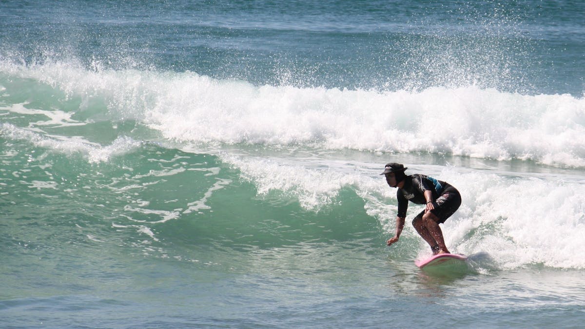 Broadbeach Surf School surfing