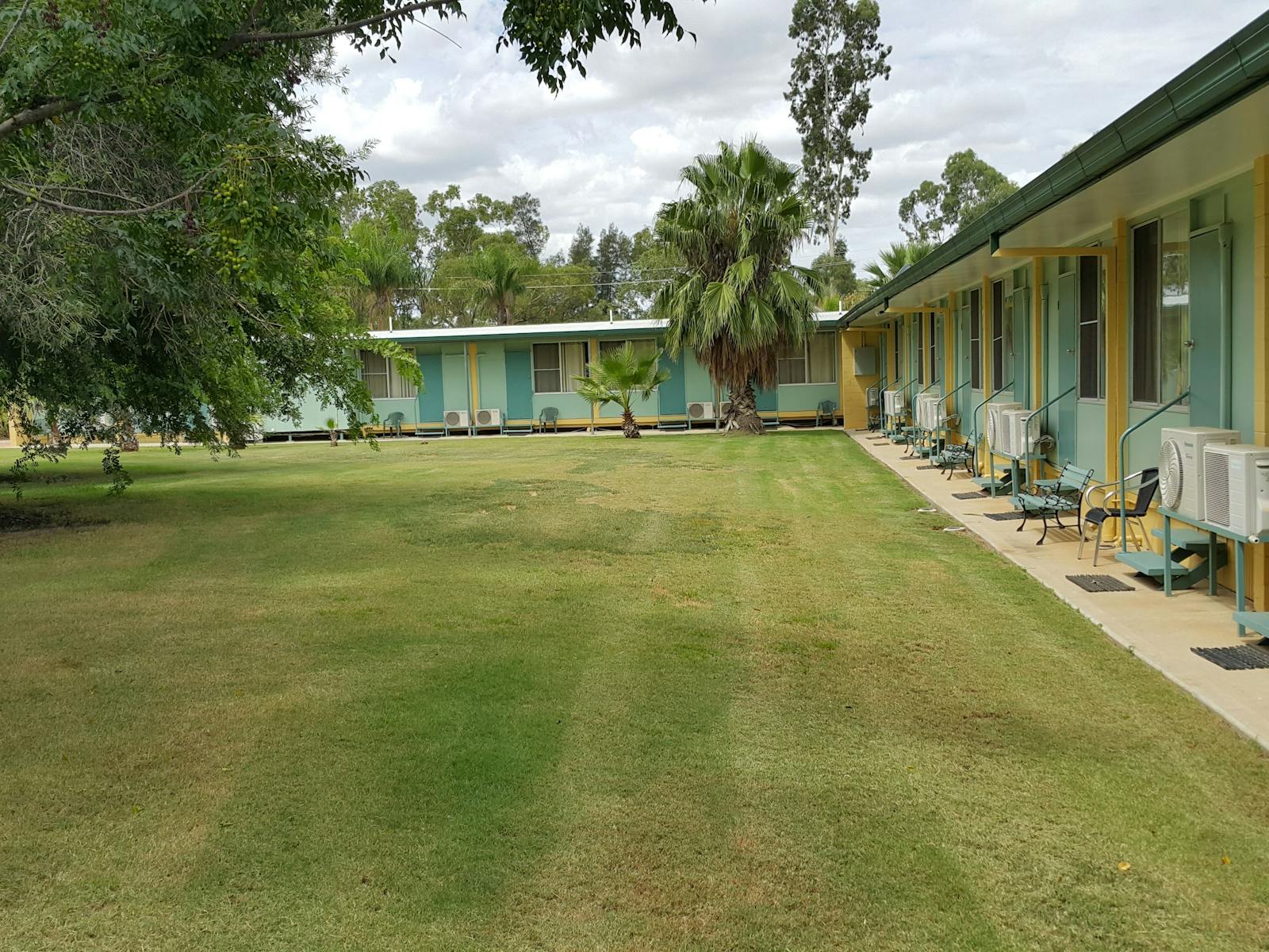 Motel Carnarvon has lots of gardens and lawn areas